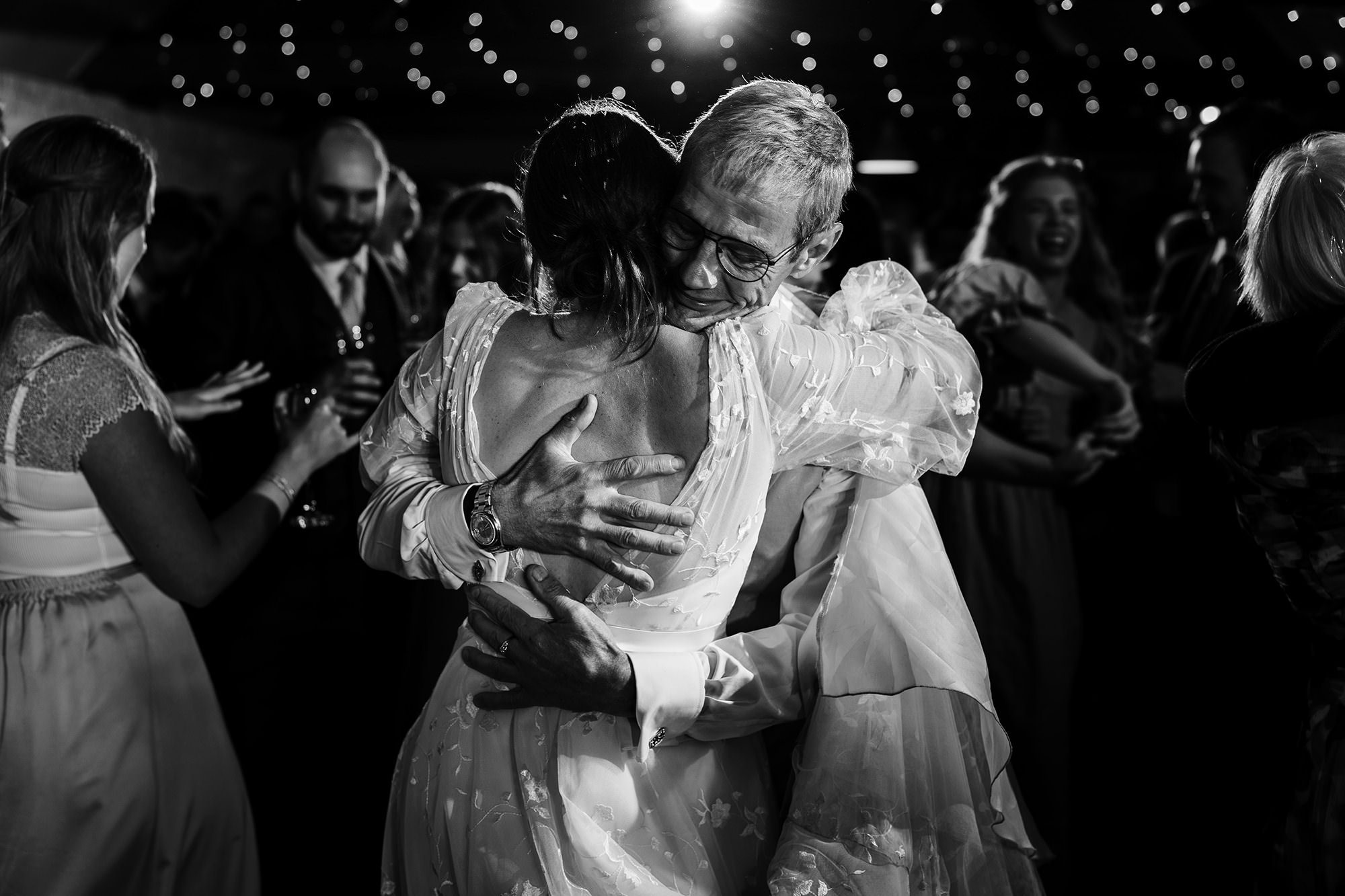 London bride holding her father during dance