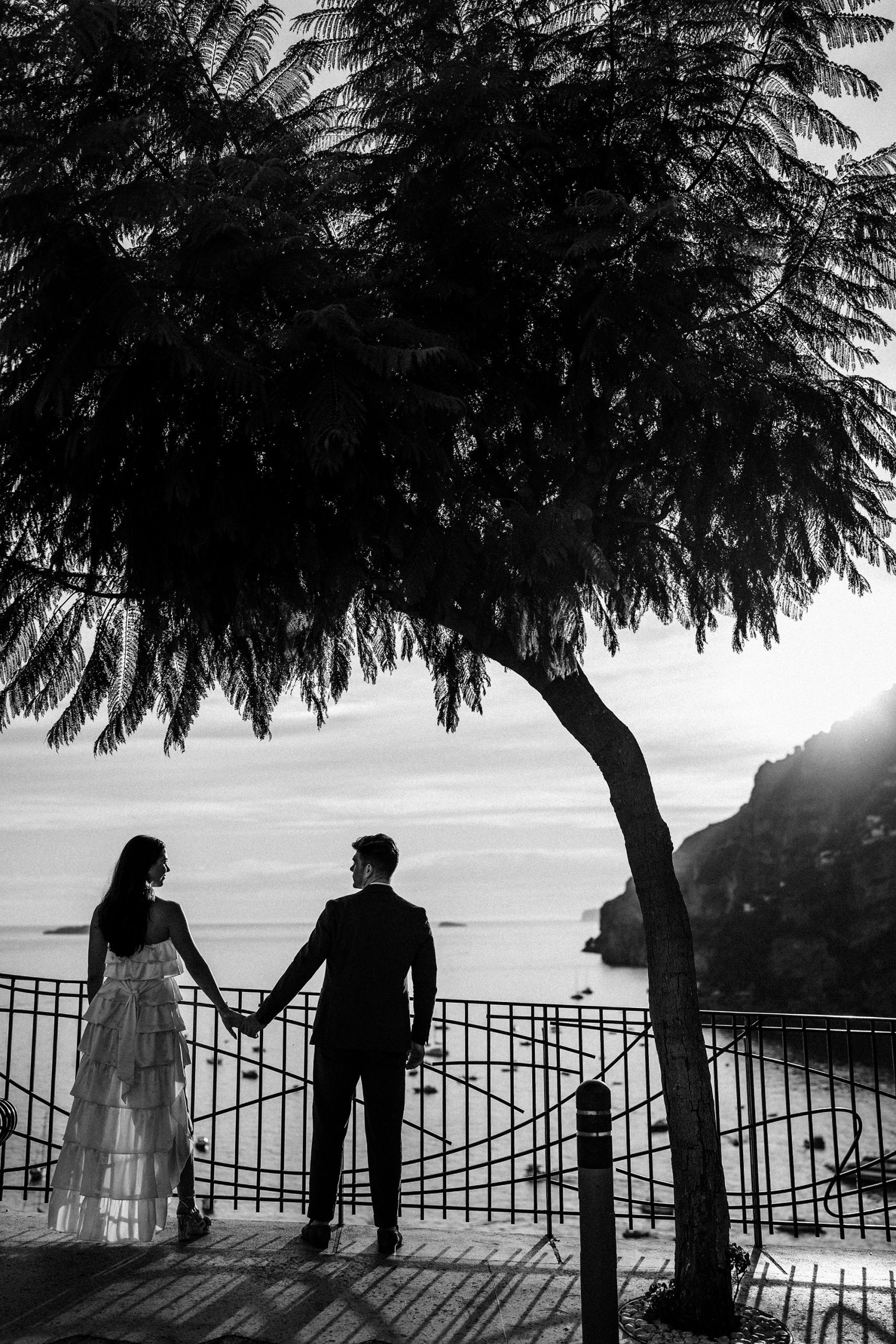 elopement photographer takes photos of couple in italy