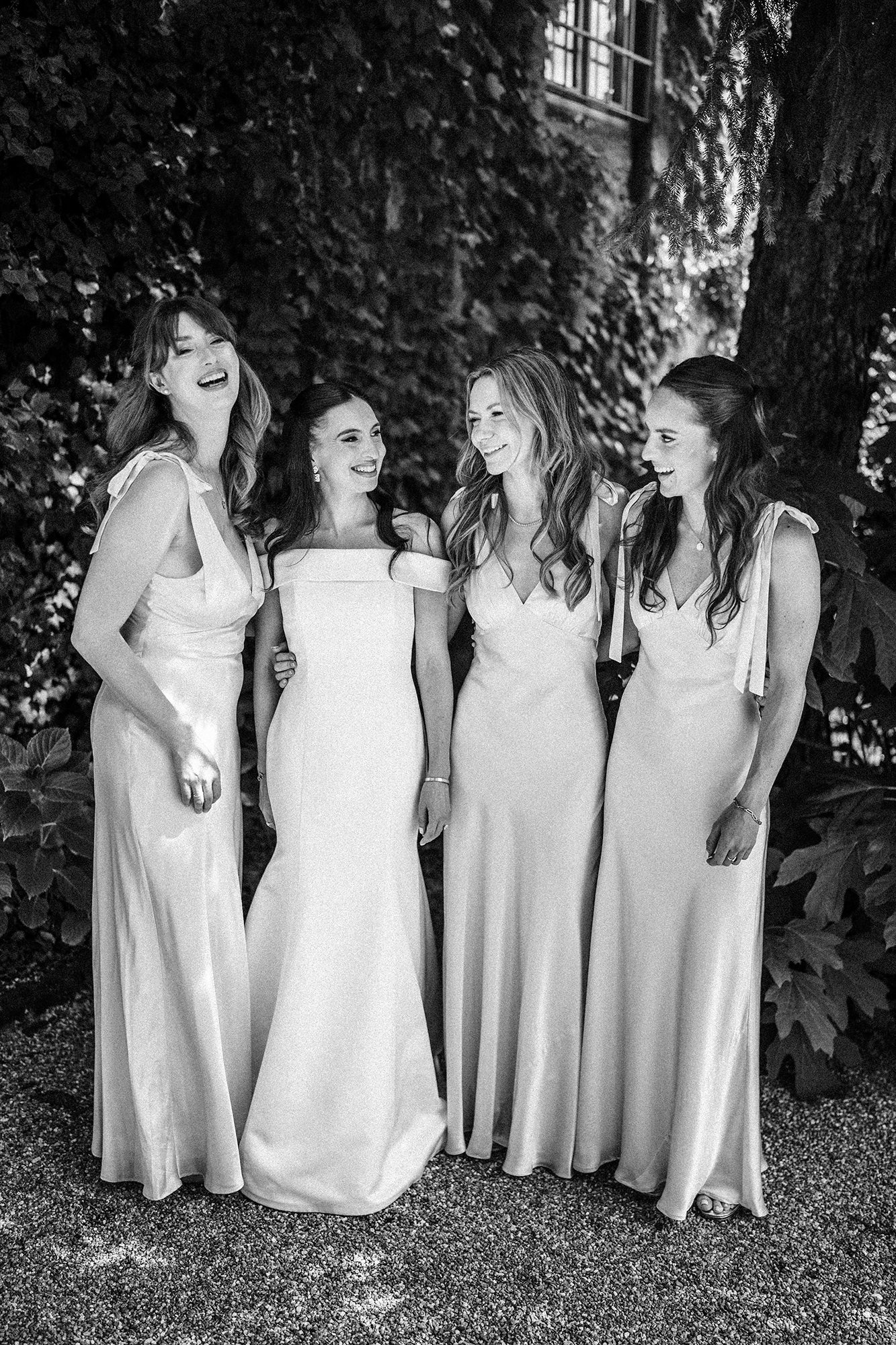 bridesmaids being photographed in Tuscany