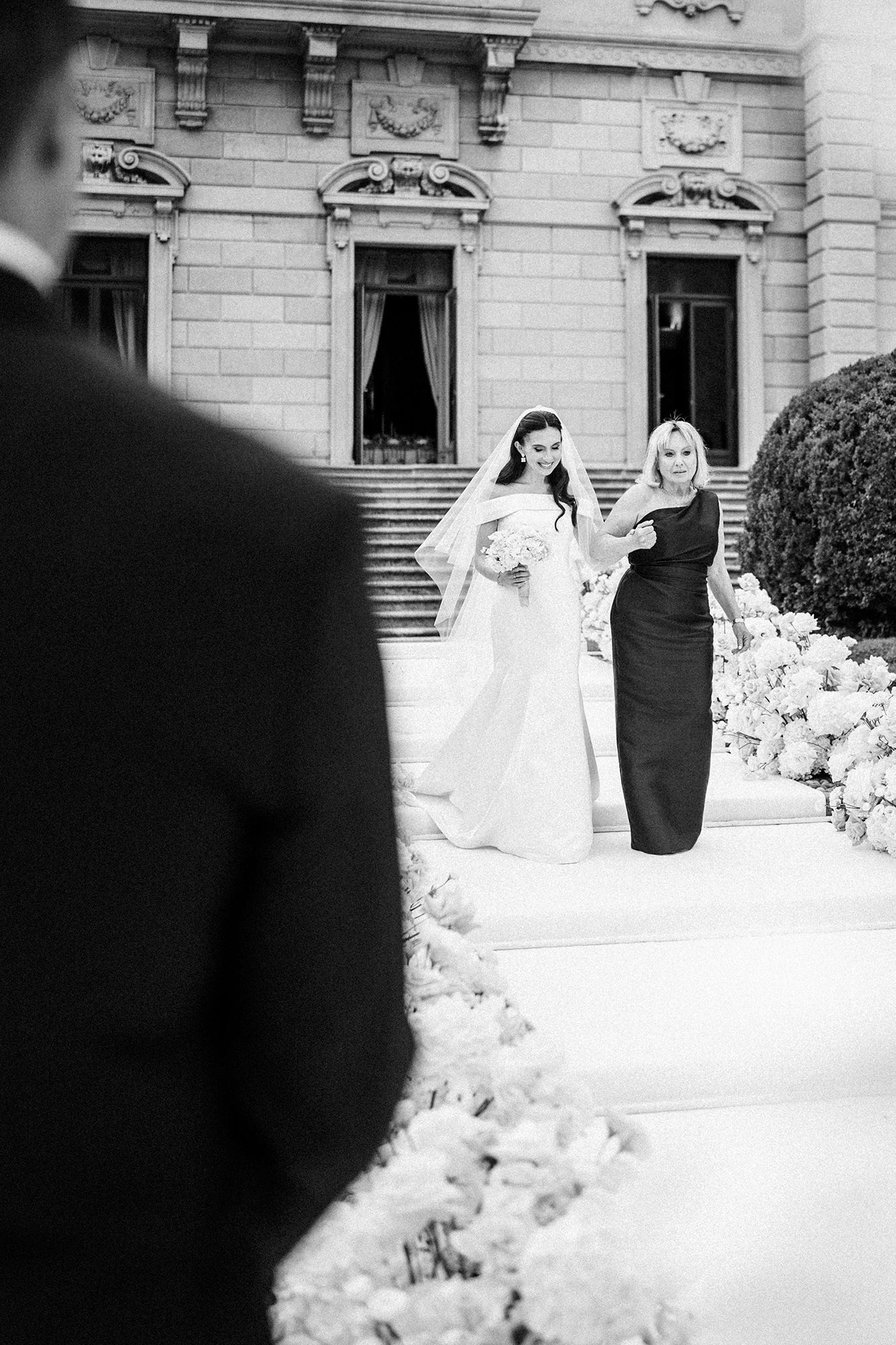 Relaxed cocktail hour at Villa Erba