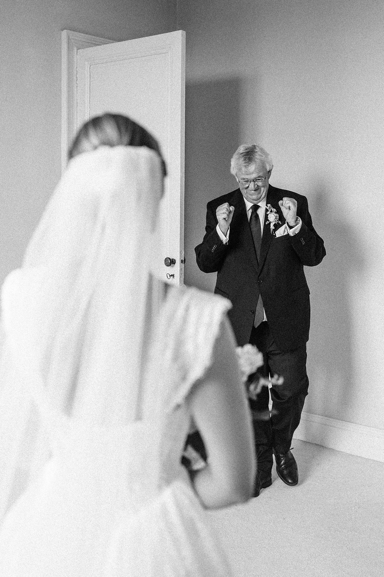 Natural wedding morning moment at La Cannonerie