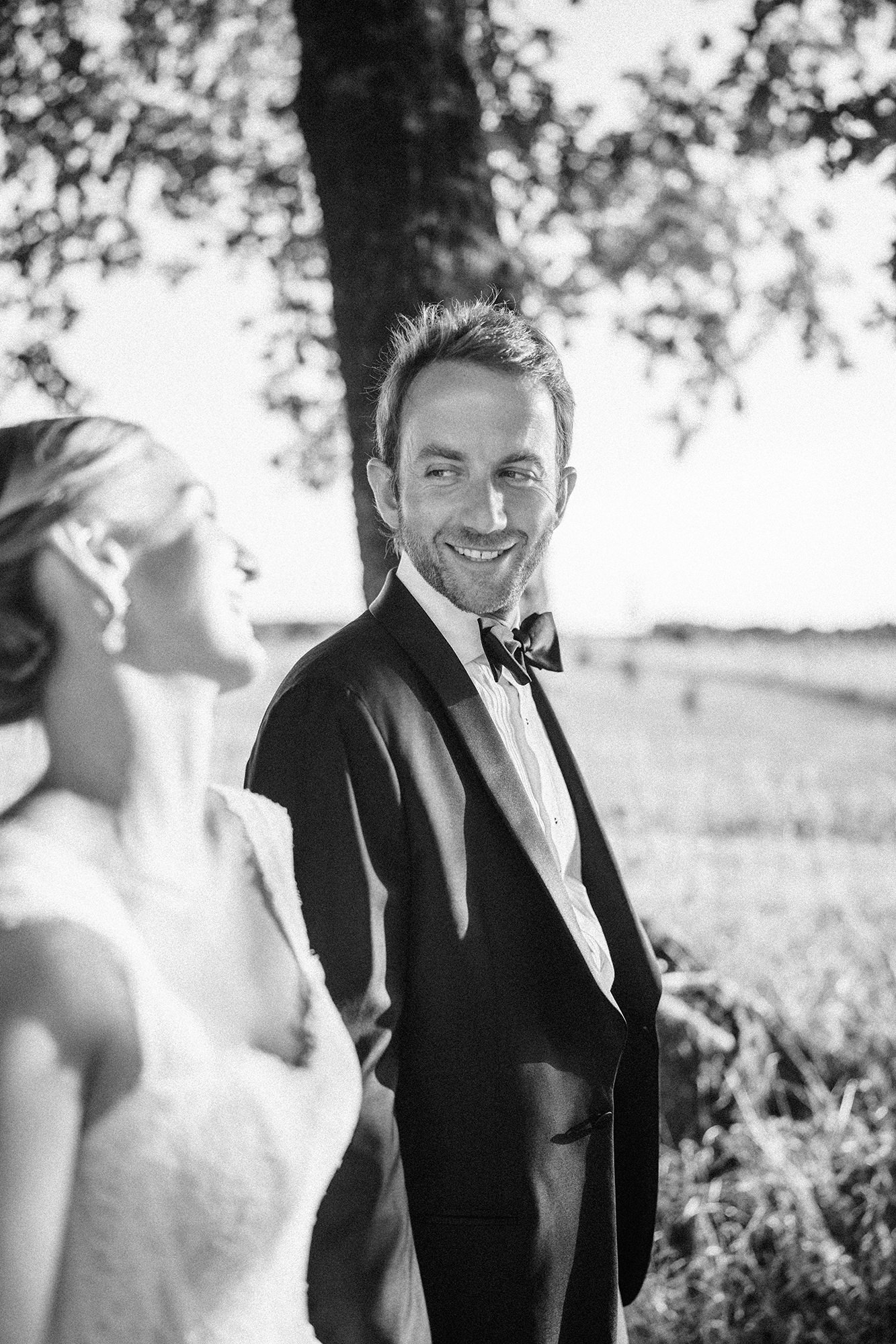 Relaxed black and white portrait of a bride and groom in the French countryside